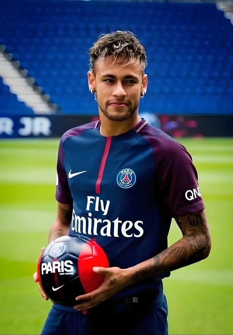 男子用手套自制钓鱼手势浮漂，看到“OK”就表示鱼已咬钩浮漂