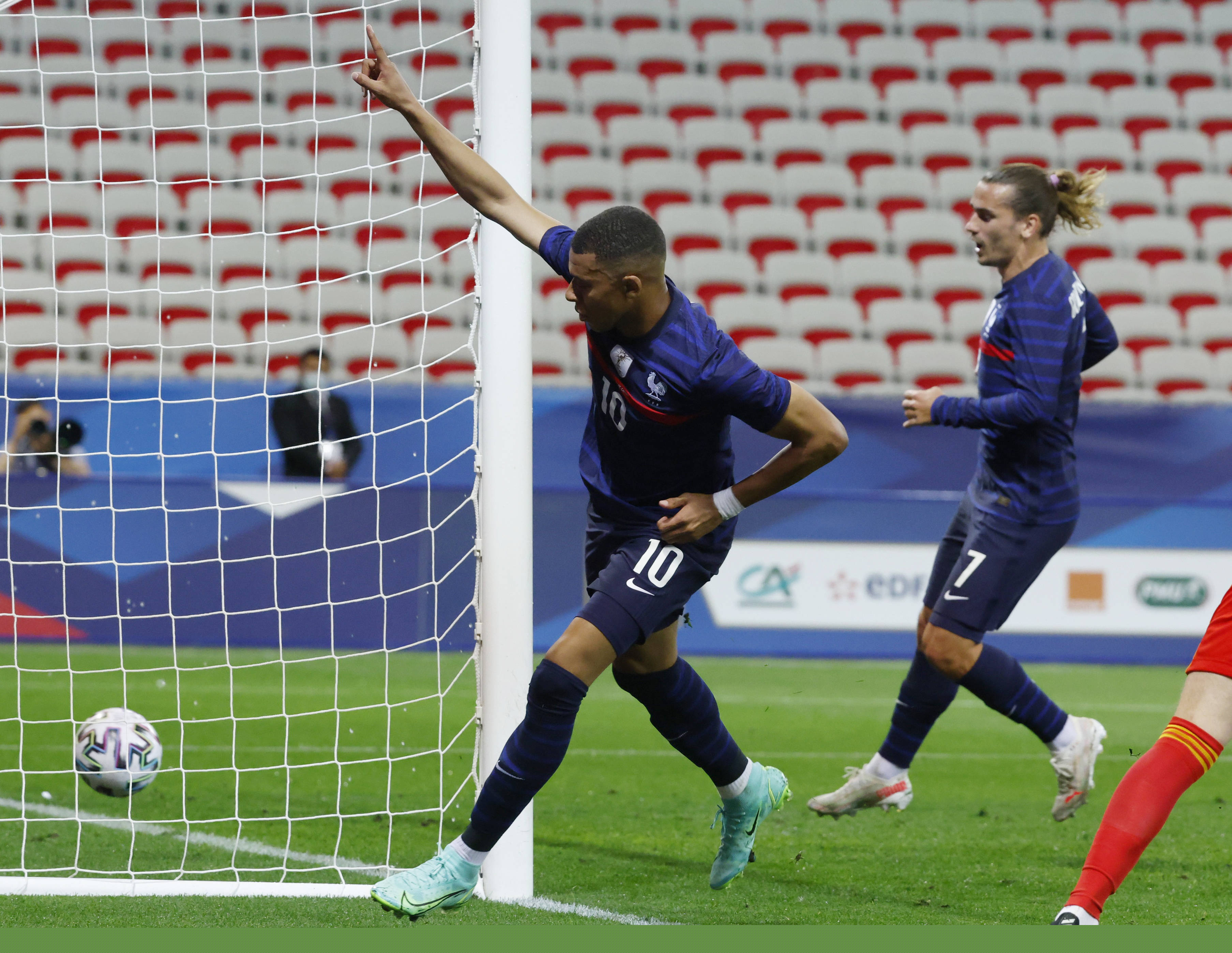 欧冠赛场精彩瞬间：皇马2-1取胜,