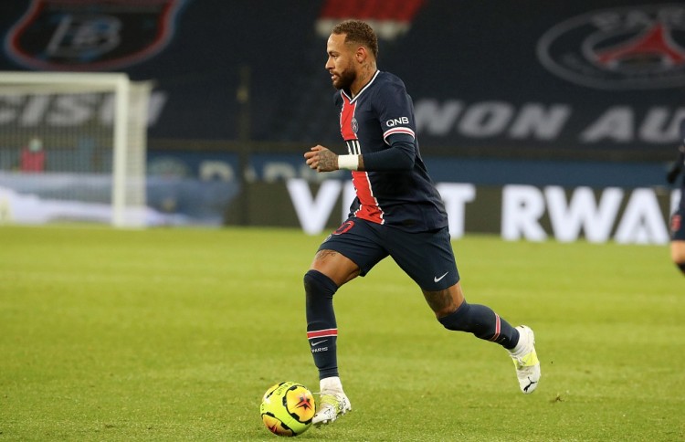 上海海港实现三连冠，申花亚军，梅州客队降级，亚冠表现不佳，山东泰山机会最大。