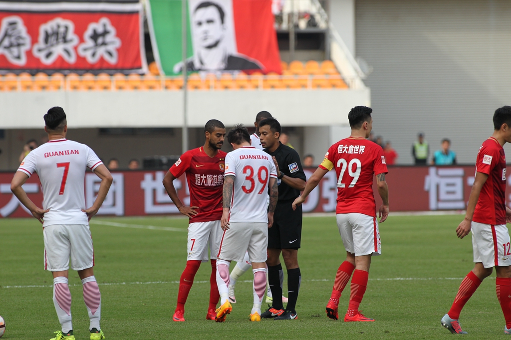 受到撞击影响？米切尔第三节仅5中2，得到4分1板1助