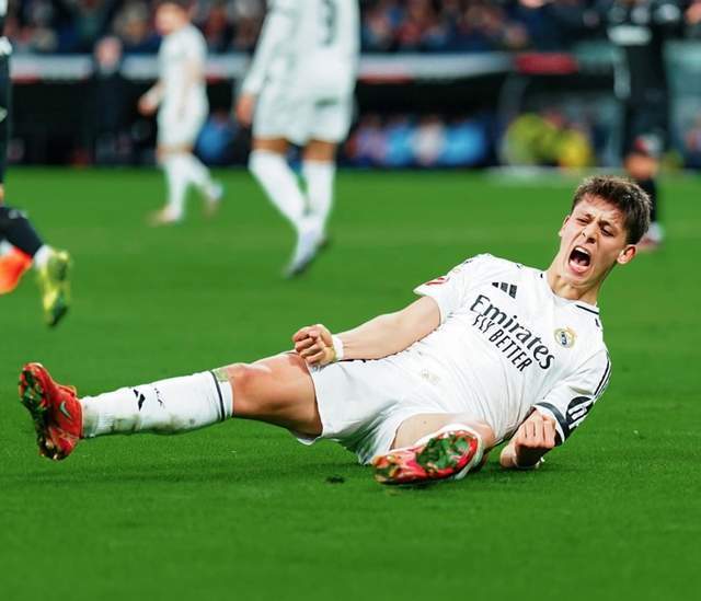 队友疯狂给他做掩护