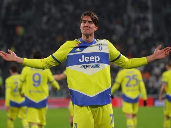 欧冠决赛用球谍照：包含白+深紫，灵感来自举办城市布达佩斯